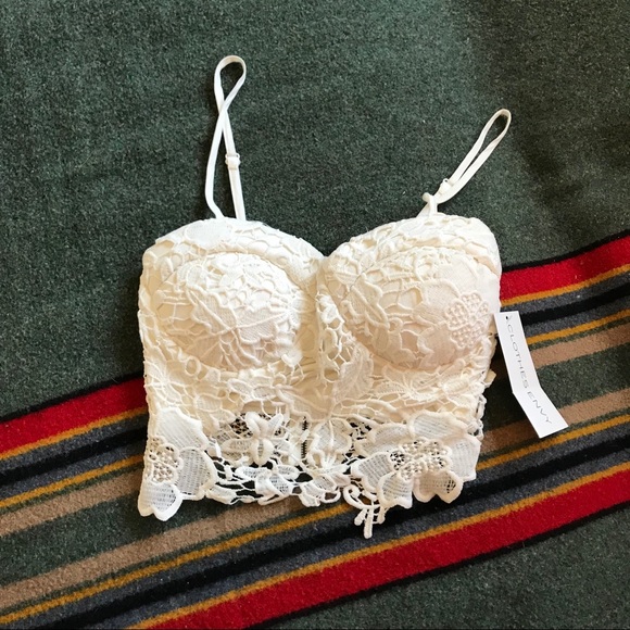 Tops - 🆕 Lacey flower crop top w adjustable straps